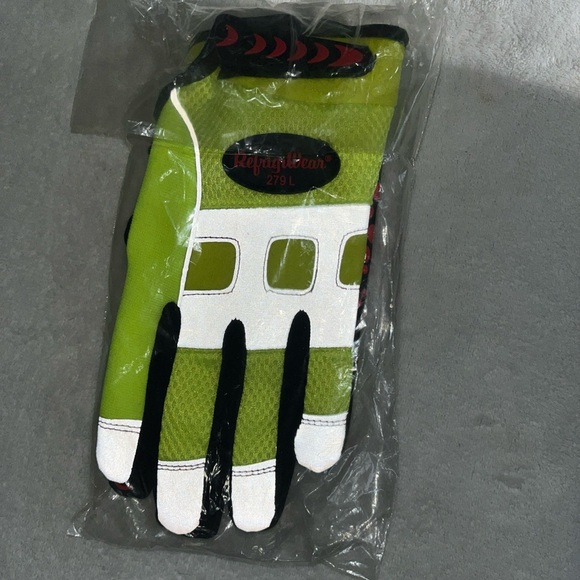 RefrigiWear Men's Green and Black Gloves - Picture 1 of 5